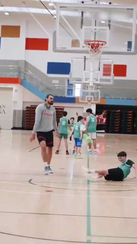 星空体育下载-太残暴了！海王亚当斯训练营里颜扣小学员