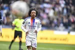 星空体育-队报:里昂边锋马利克-福法纳恢复训练,预计可以出战曼联